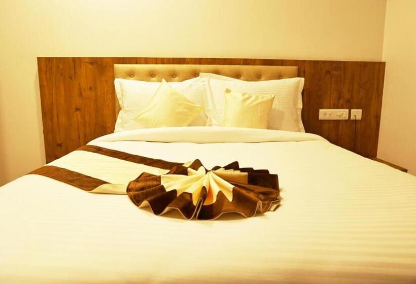 ホテル Girija Sunrise