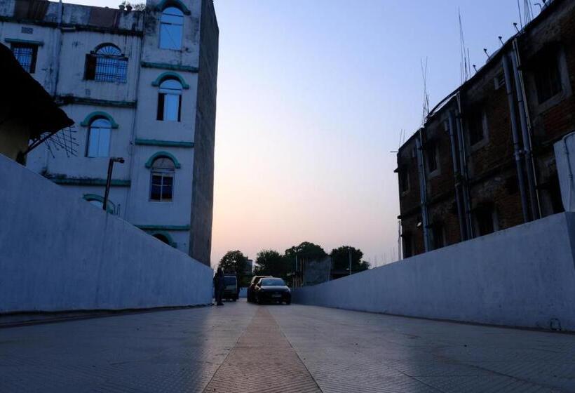 ホテル Girija Sunrise