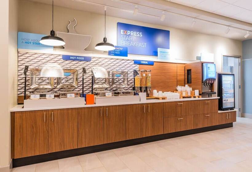 Отель Holiday Inn Express & Suites Charlottesville, An Ihg