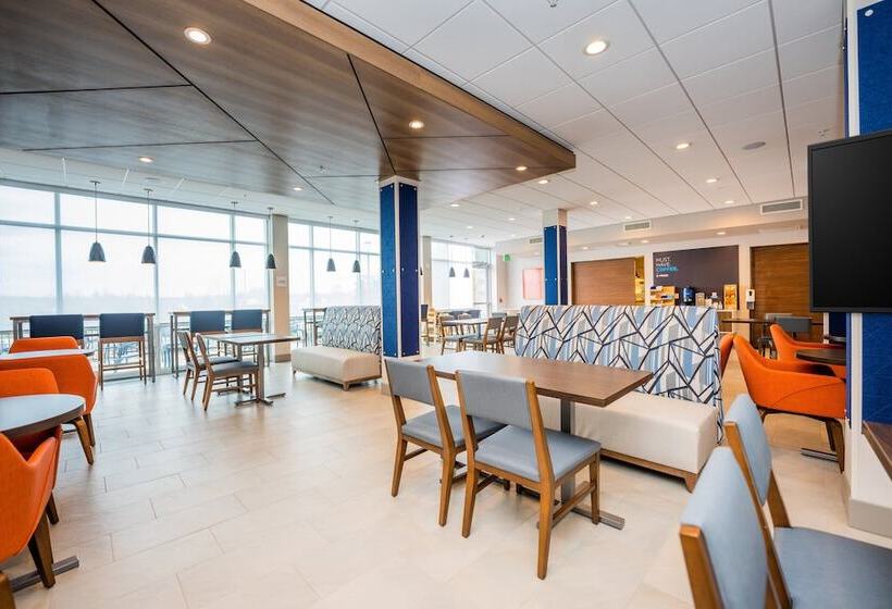 Отель Holiday Inn Express & Suites Charlottesville, An Ihg