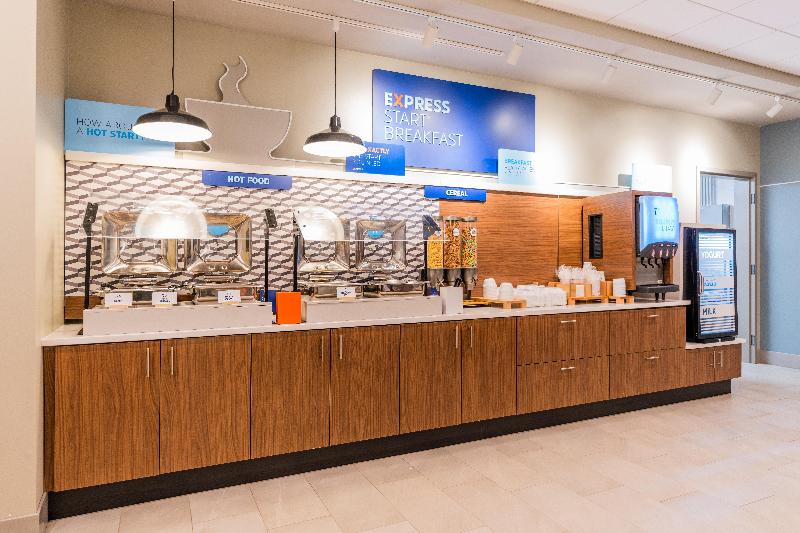 Отель Holiday Inn Express & Suites Charlottesville, An Ihg