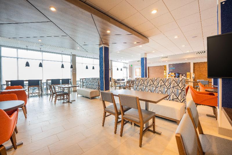 Отель Holiday Inn Express & Suites Charlottesville, An Ihg