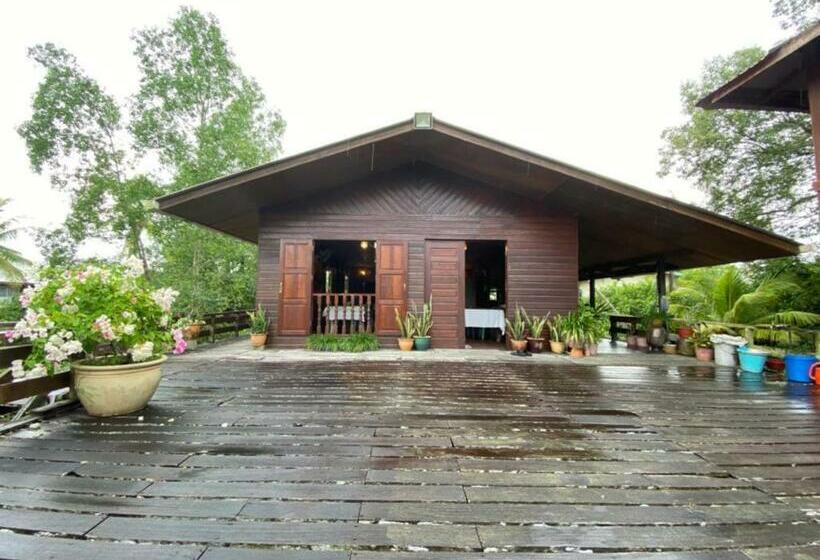 Отель Oyo 90328 Lamin Dana Cultural Lodge