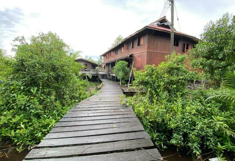 Отель Oyo 90328 Lamin Dana Cultural Lodge