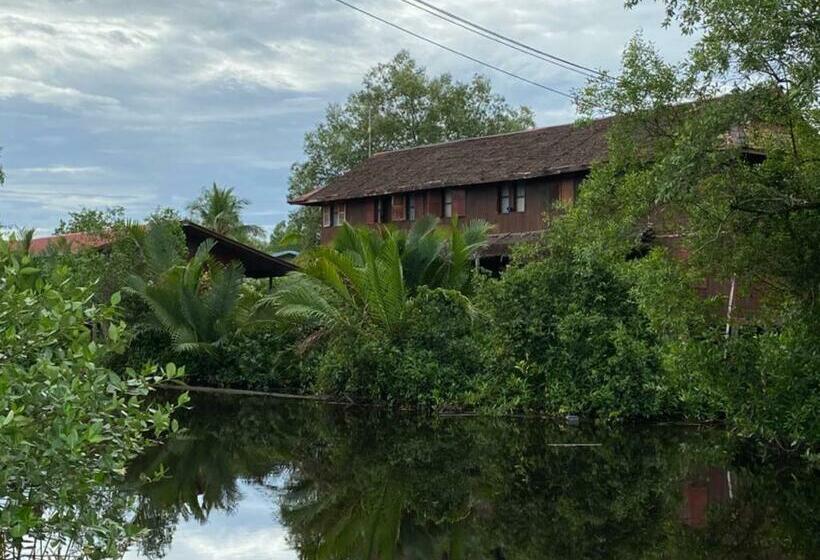 Отель Oyo 90328 Lamin Dana Cultural Lodge