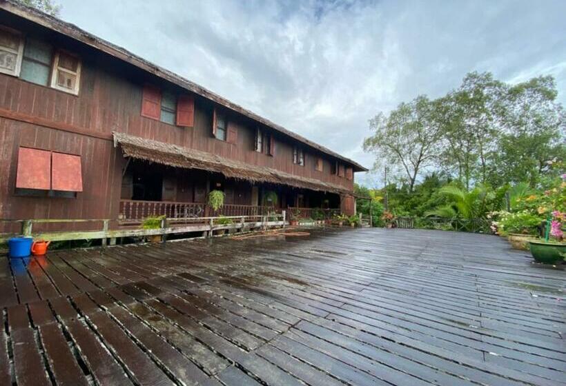 Отель Oyo 90328 Lamin Dana Cultural Lodge