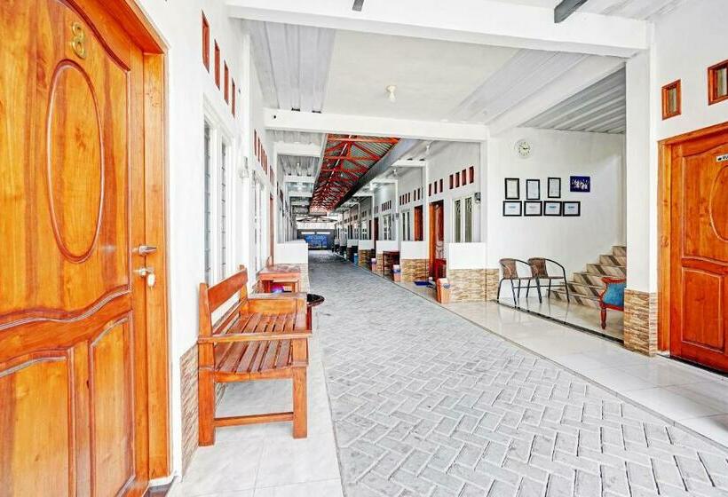 בית מלון כפרי Oyo 90678 Omah Kulo Guest House