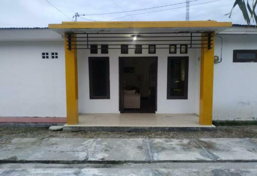 هتل Oyo 90699 Yellow White Guesthouse Palu