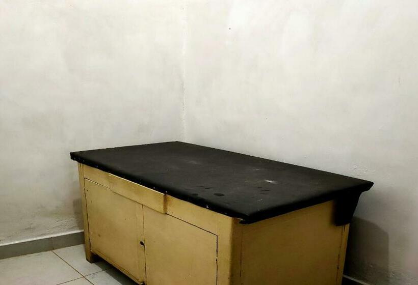 هتل Oyo 90699 Yellow White Guesthouse Palu