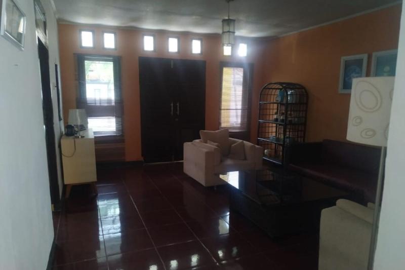 酒店 Oyo 90699 Yellow White Guesthouse Palu