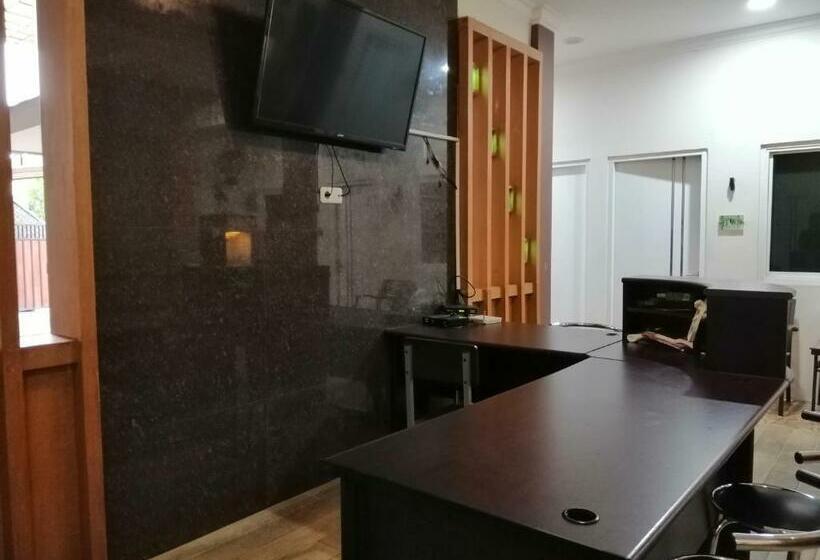 Hotel Oyo 90703 Wisma Putri Ibu, T
