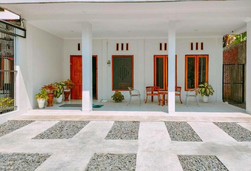 בית מלון כפרי Reddoorz At Omah Candi Sari Near Airport Yia