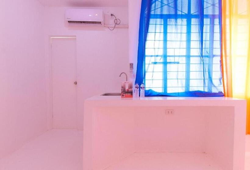 ホテル Reddoorz @ Jolly Orange Paranaque