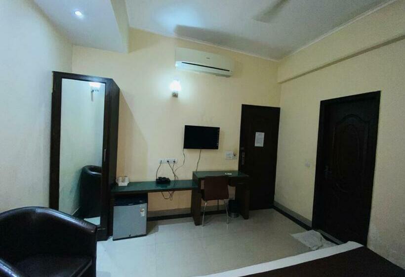 Hotel Lloyd Residency Nehru Place