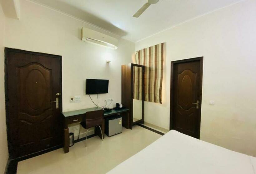 Hotel Lloyd Residency Nehru Place