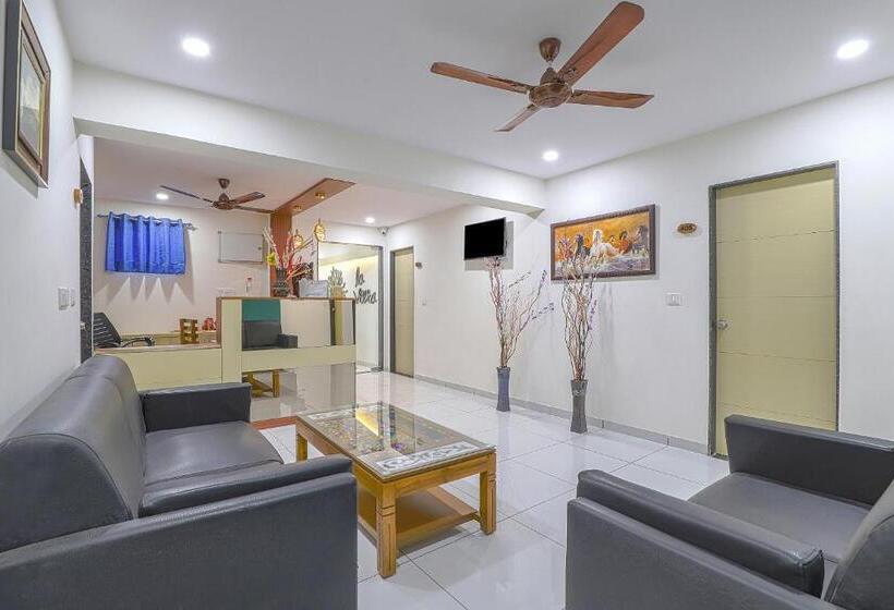 Collection O Hotel La Veera