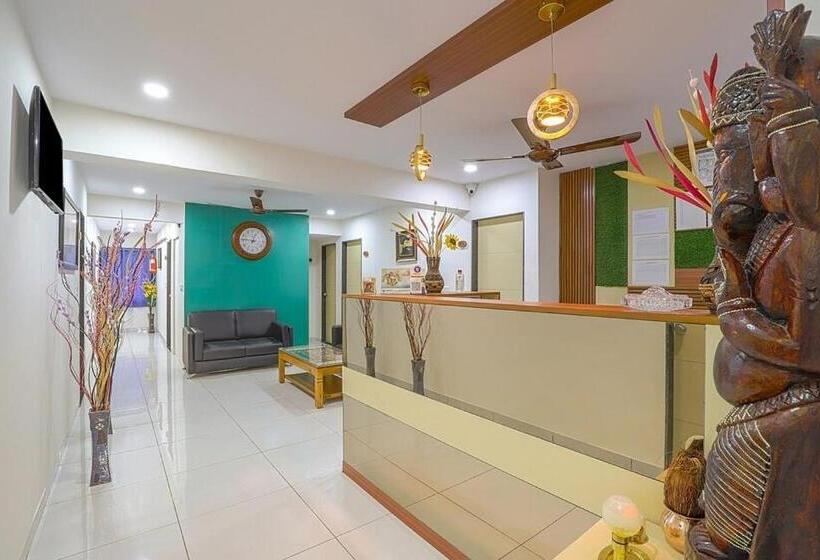 Collection O Hotel La Veera