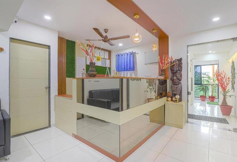 Collection O Hotel La Veera