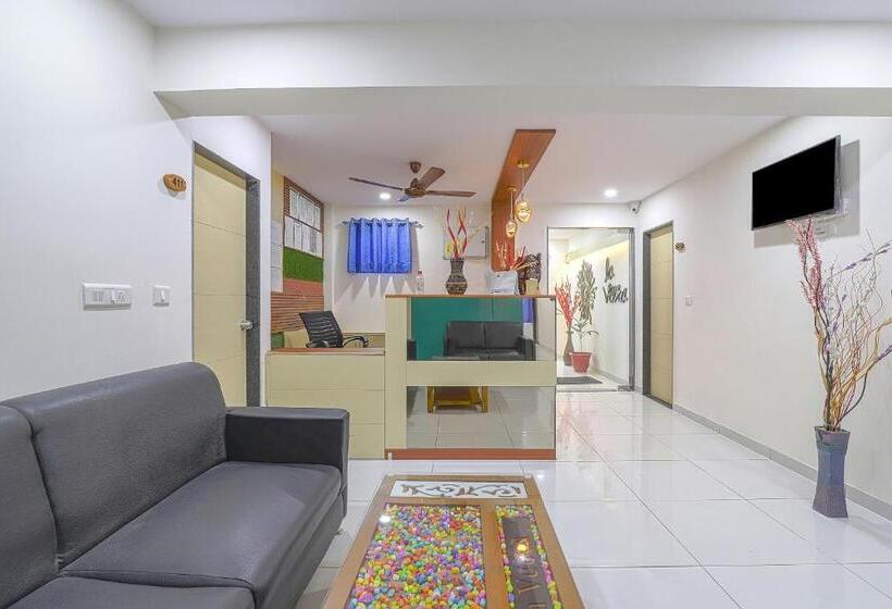 Collection O Hotel La Veera