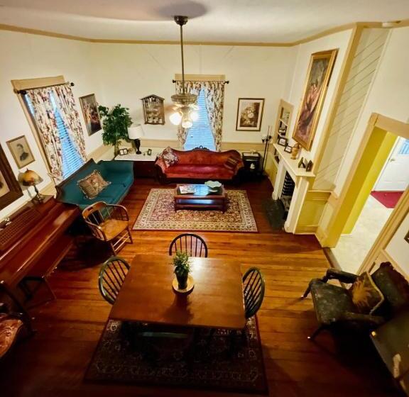 Grady House Bed And Breakfast