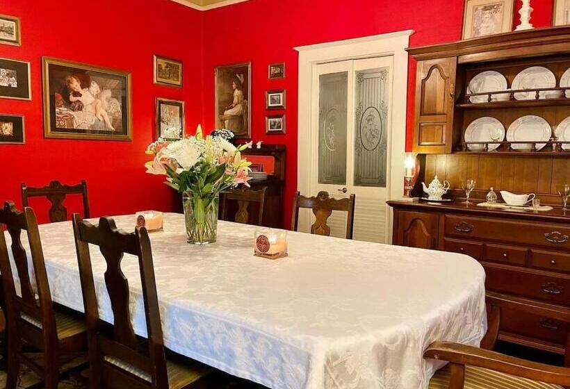 Grady House Bed And Breakfast