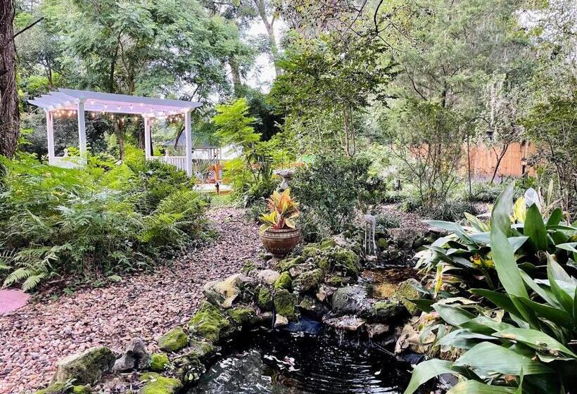 Grady House Bed And Breakfast