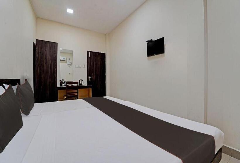 בית מלון כפרי Collection O G Silver Near Airport