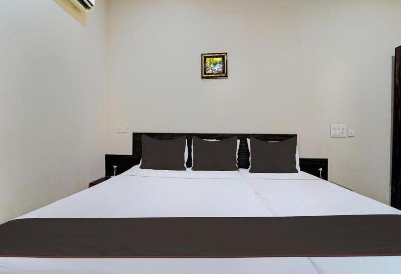 בית מלון כפרי Collection O G Silver Near Airport