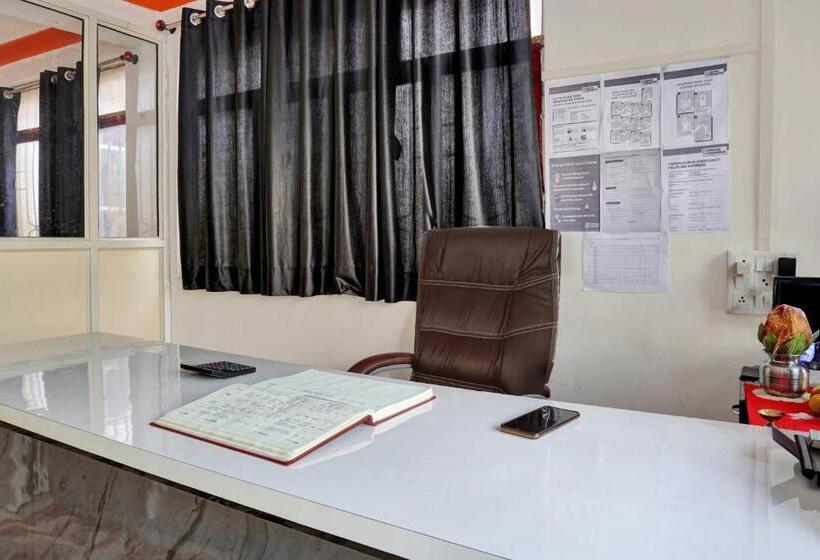 ホテル Oyo Flagship 82920  Sahyadri Lodge