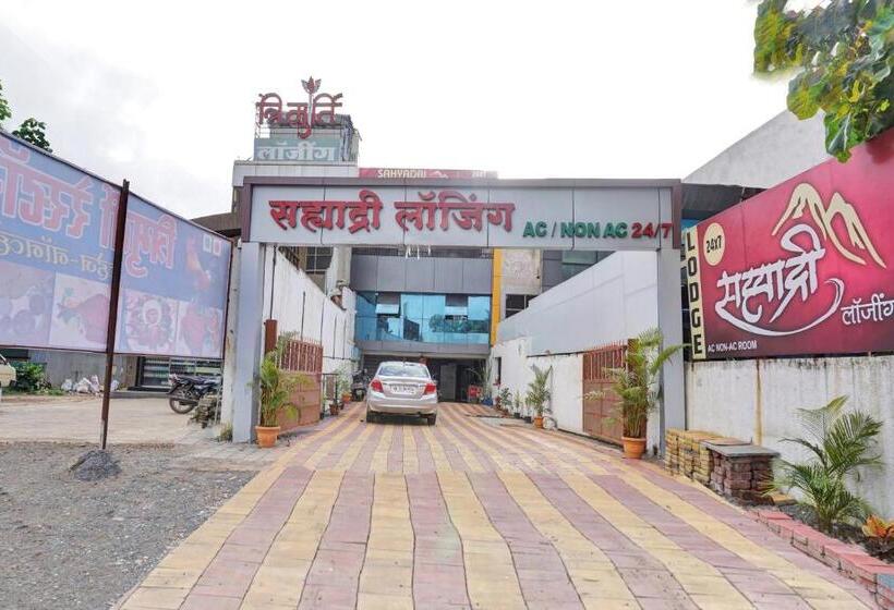 ホテル Oyo Flagship 82920  Sahyadri Lodge