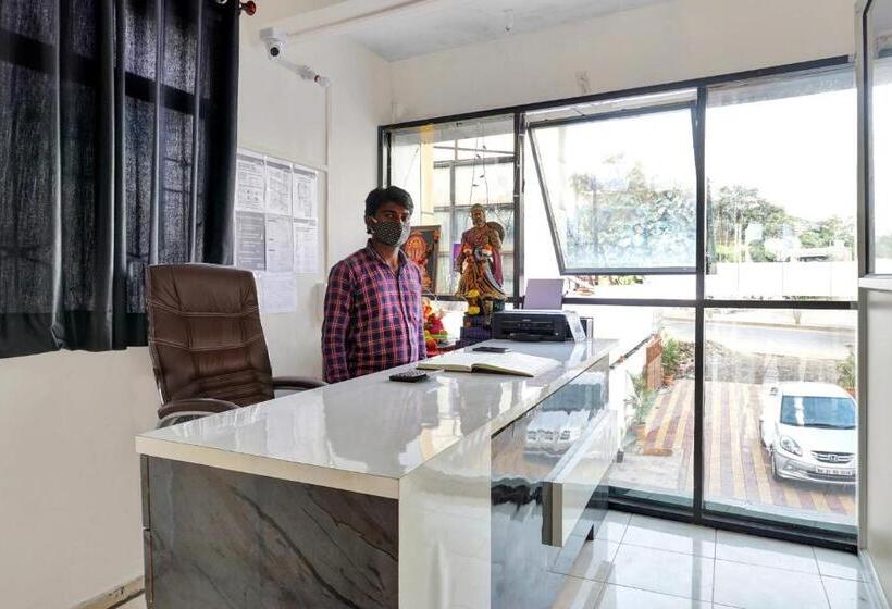 ホテル Oyo Flagship 82920  Sahyadri Lodge