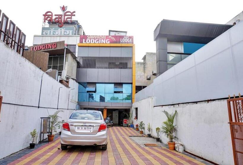 ホテル Oyo Flagship 82920  Sahyadri Lodge