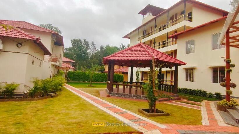 בית מלון כפרי The Excellency Resort & Spa, Coorg
