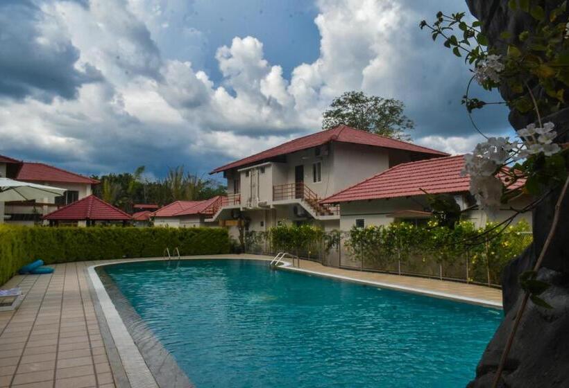 בית מלון כפרי The Excellency Resort & Spa, Coorg