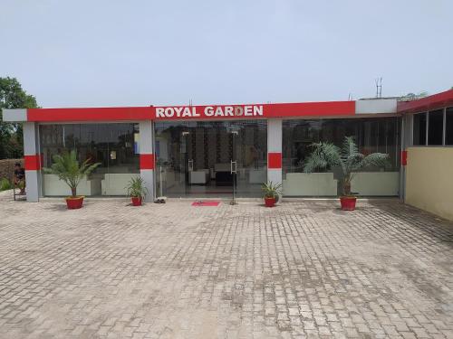 Отель Oyo 82476 Royal Garden