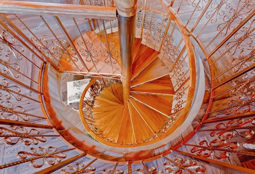 هتل Ramada By Wyndham Tbilisi Old City