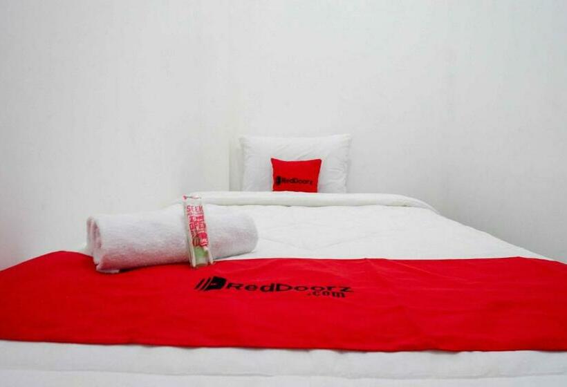 Отель Reddoorz Near Gor Jatidiri Semarang