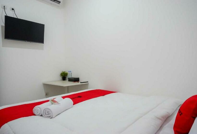 Отель Reddoorz Near Gor Jatidiri Semarang