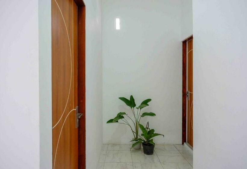 Отель Reddoorz Near Gor Jatidiri Semarang
