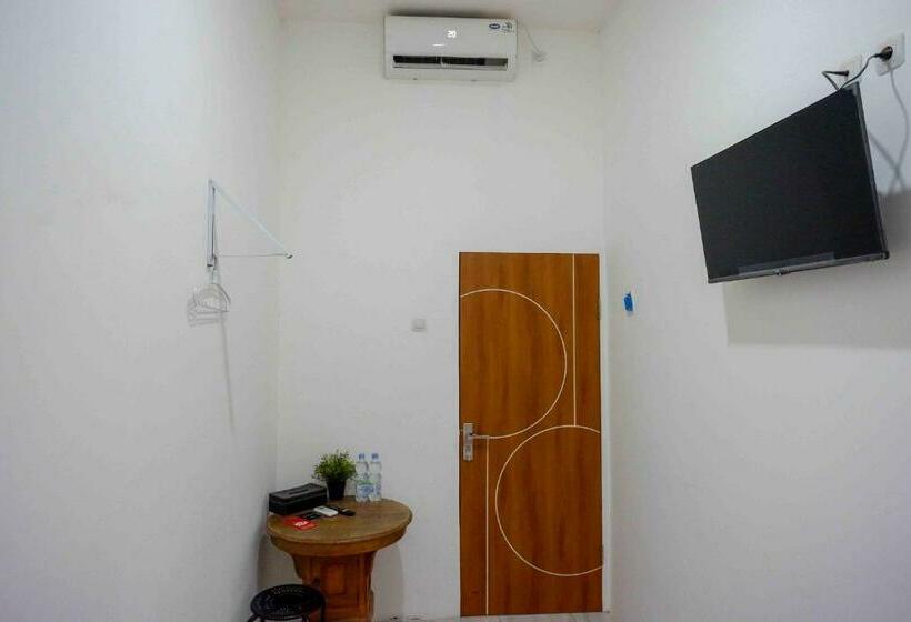 Отель Reddoorz Near Gor Jatidiri Semarang