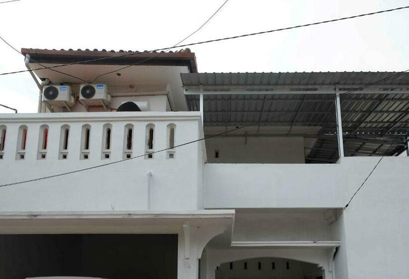 Отель Reddoorz Near Gor Jatidiri Semarang