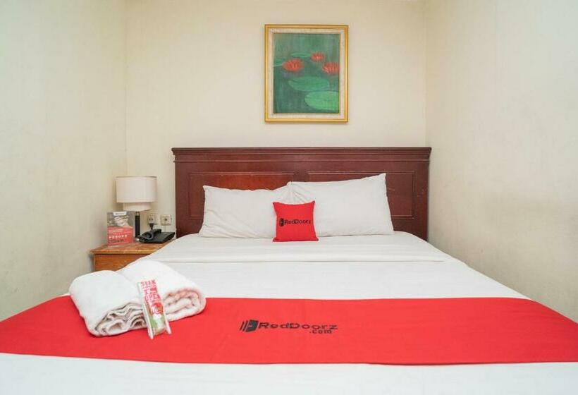 Отель Reddoorz Near Taman Bekantan Banjarmasin