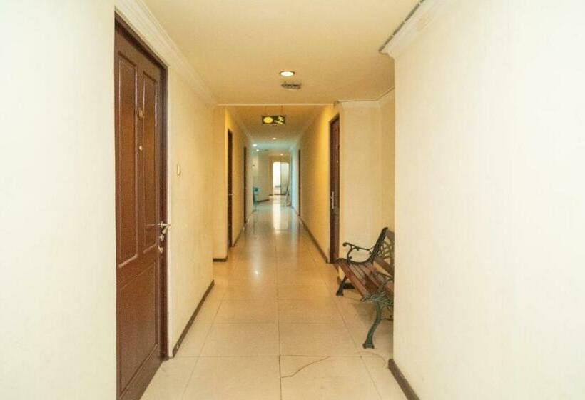 Отель Reddoorz Near Taman Bekantan Banjarmasin