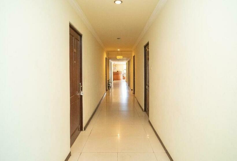 Отель Reddoorz Near Taman Bekantan Banjarmasin