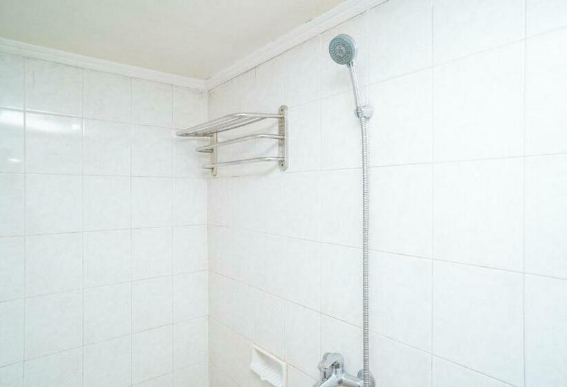 Отель Reddoorz Near Taman Bekantan Banjarmasin