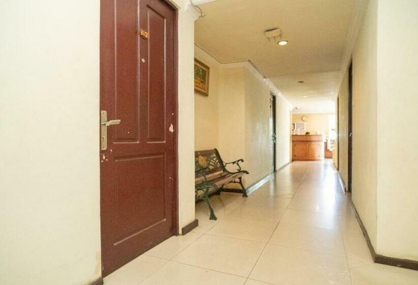 Отель Reddoorz Near Taman Bekantan Banjarmasin