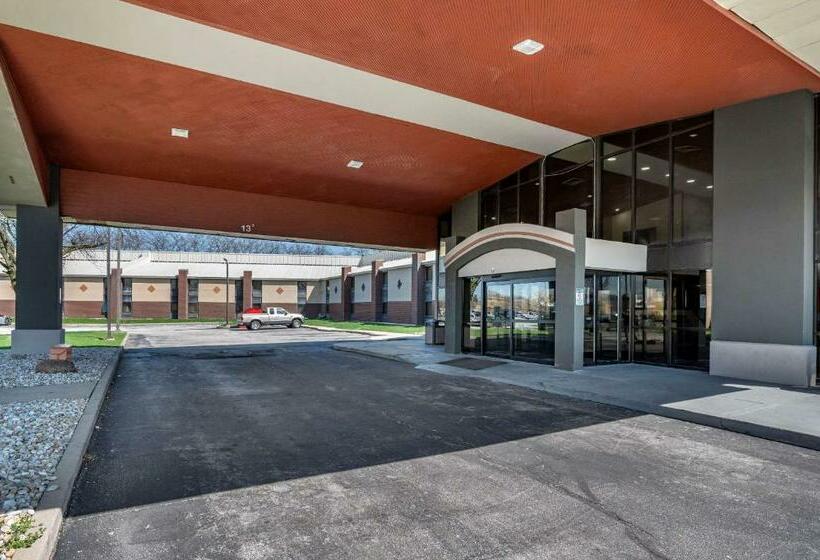 هتل Suburban Studios Lafayette