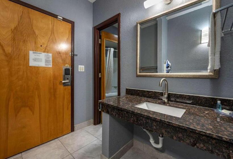 هتل Suburban Studios Lafayette