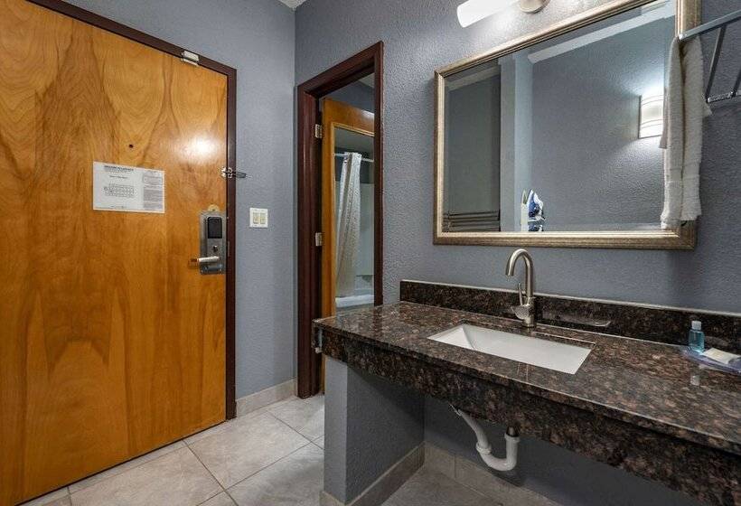 هتل Suburban Studios Lafayette