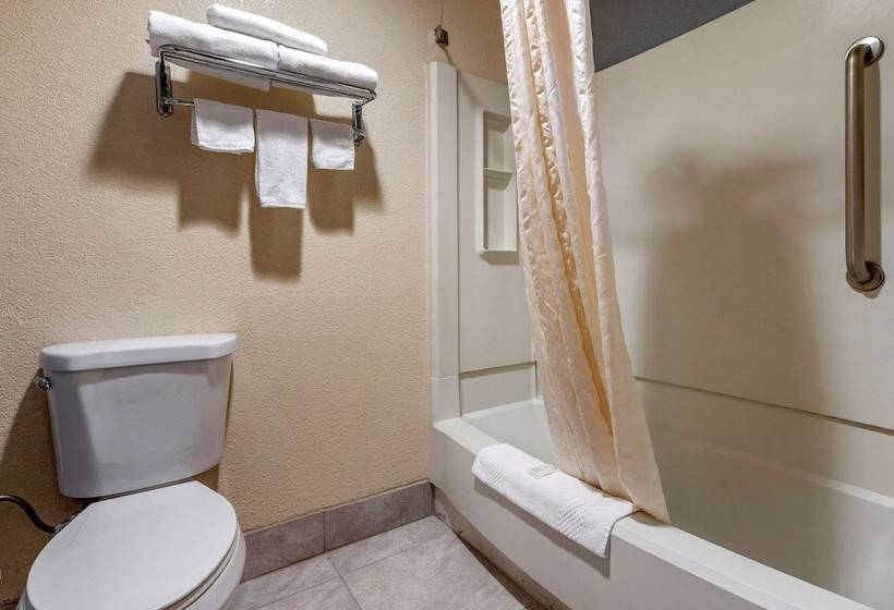 هتل Suburban Studios Lafayette